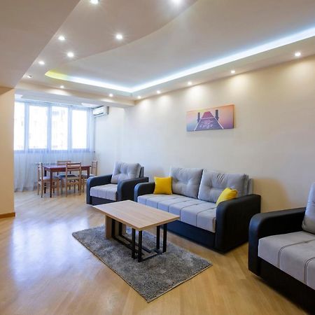 Umba Apartment N4 - Balcony And Mount Ararat View Erévan Extérieur photo